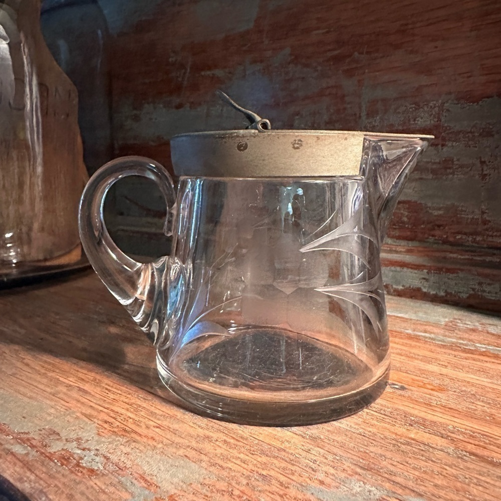 VINTAGE, ETCHED, HEAVY GLASS SYRUP PITCHER WITH LID. IN GOOD CONDITION. - Picture 5 of 8